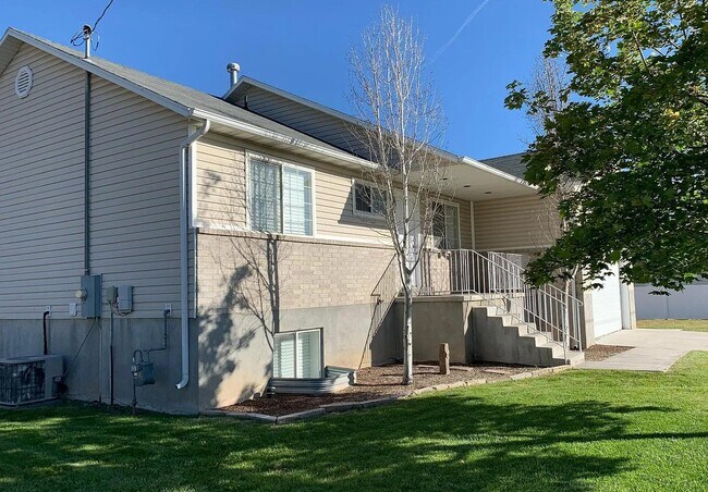 Building Photo - 1482 N 600 W