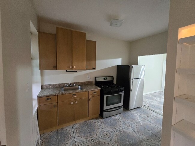 Foto del edificio - Renovated East New York 2 Bedroom