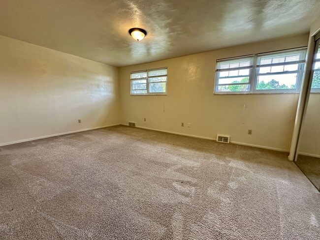 Foto del edificio - Spacious 2BR Townhome in Plum - Central AC...