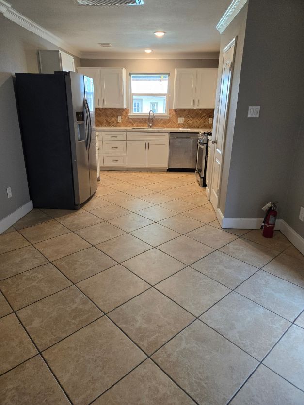 Cocina con refrigerador, estufa, horno de microondas y lavaplatos - 11806 Sandy Stream Dr