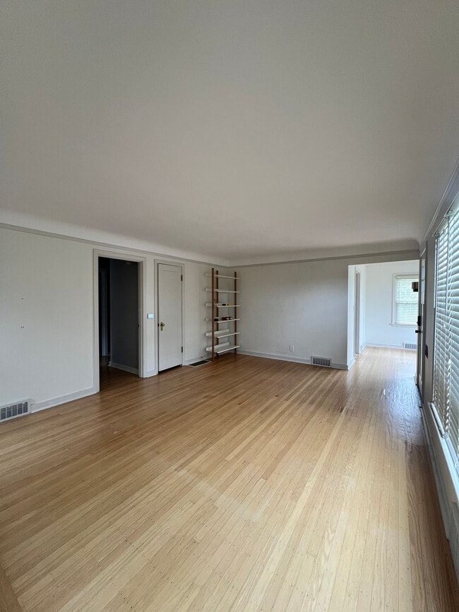 Building Photo - 3 Bedroom 2 Bathroom in Greenlake!