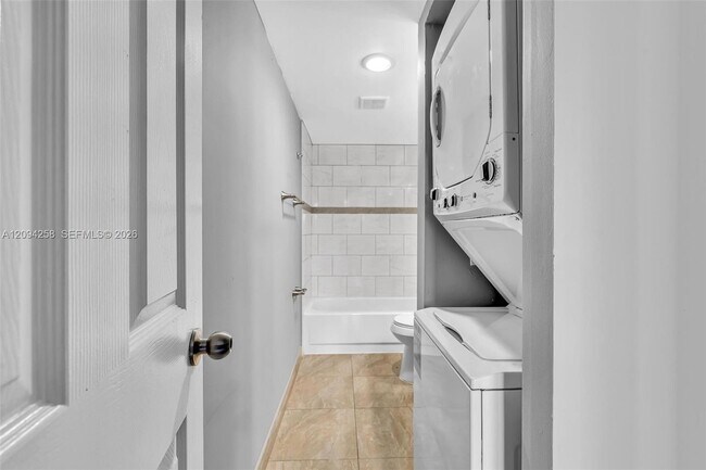 Building Photo - 4158 Inverrary Dr