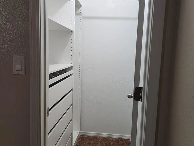 Building Photo - This newly renovated 3 bedroom, 2 bathroom...