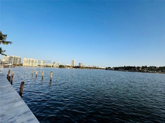 Foto del edificio - 946 Bay Dr E