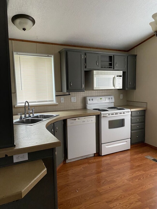 Foto del edificio - Two Bedroom 1 Bath Mobile