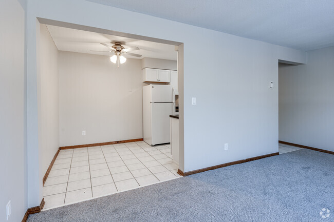 2BR, 1BA - 840SF - Dining Room - Goldenstar