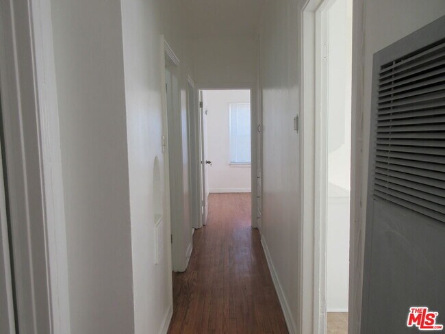 Building Photo - 2534 Vineyard Ave