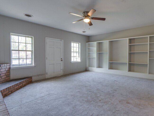 Building Photo - Renovated Home in a Quiet Neighborhood