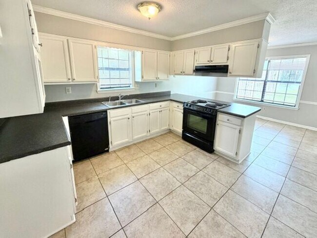 Building Photo - Spacious 4 bedroom 2 bath in Bartett