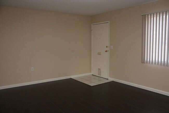 Building Photo - Superb Dual Master Townhome!
