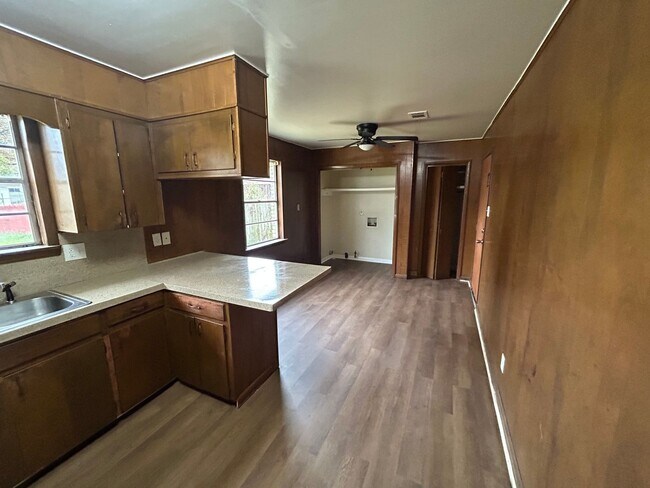 Building Photo - 3 Bedroom and 1.5 Bathroom