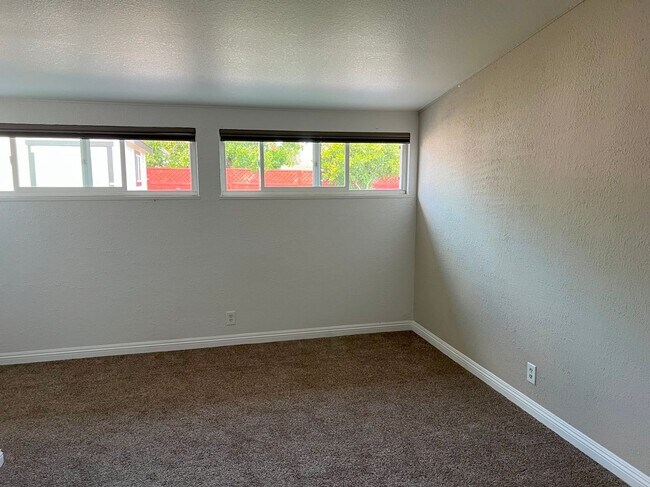 Foto del edificio - UPDATED BRIGHT OPEN LAYOUT LARGE BACK YARD...