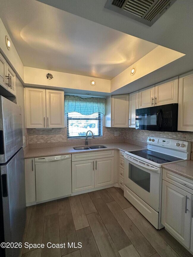 Foto del edificio - 2709 Golf Lake Cir