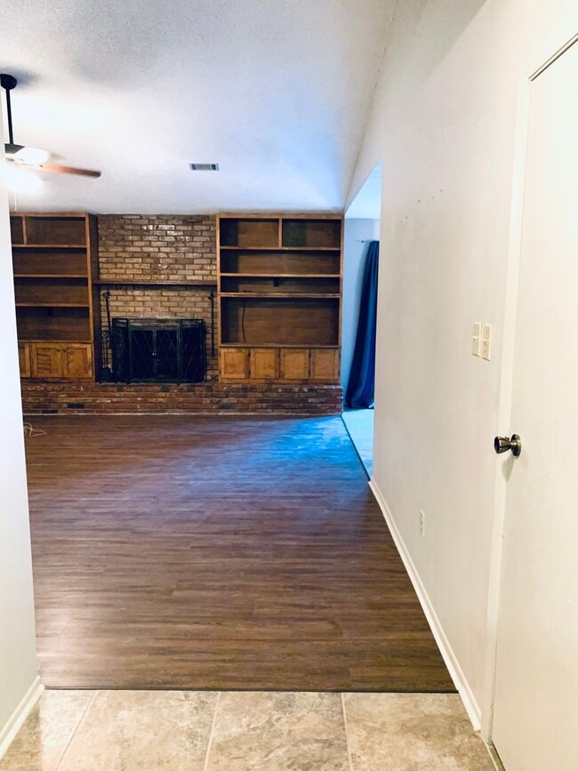 Building Photo - Fenced in Yard/Fireplace/3 bed 2bath!