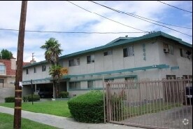 Edificio - 8844 Tobias Ave