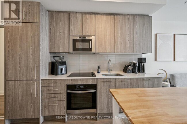 Building Photo - 286 Main St