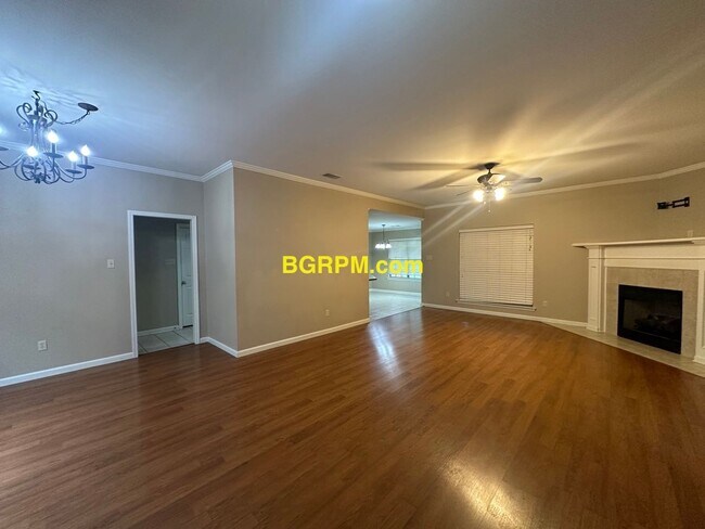 Building Photo - 3 Bed 2 Bath!