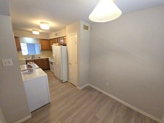Foto del edificio - 15625 Weldon Dr