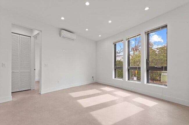Building Photo - 16961 Strawberry Dr