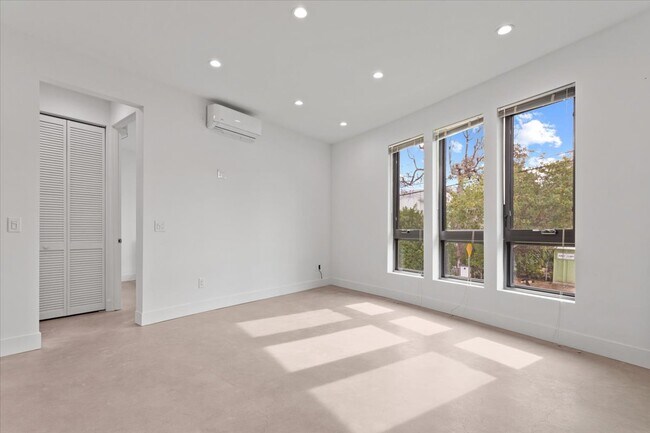 Foto del edificio - 16961 Strawberry Dr