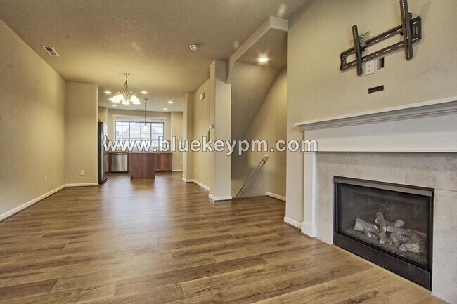 Foto del edificio - 2 Bed, 2.5 Baths Tri-Level Townhome with Open Office in Sherwood