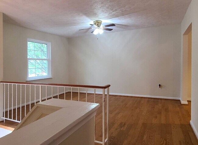 Building Photo - 3 BR, 2 BA Home with Garage and Fenced Yard