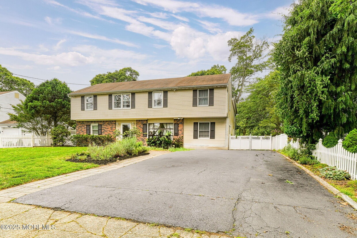 Primary Photo - 24 Peach Tree Rd