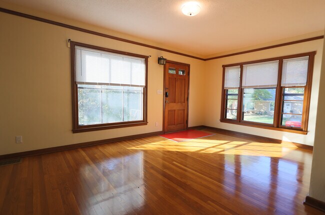 Well lit living room - 2623 Terrace Rd