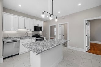 Building Photo - 921-923-923 E Broadway