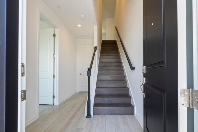 Foto del edificio - Modern 3-Bedroom 3.5-Bath Townhome with EV Charger, Smart Home Features, 2-Car Garage & Resort-St...