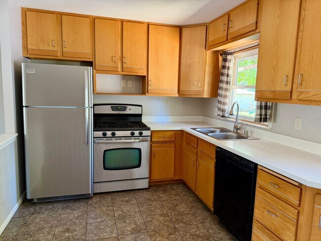 Foto del edificio - 625-627 Sand Lake Rd