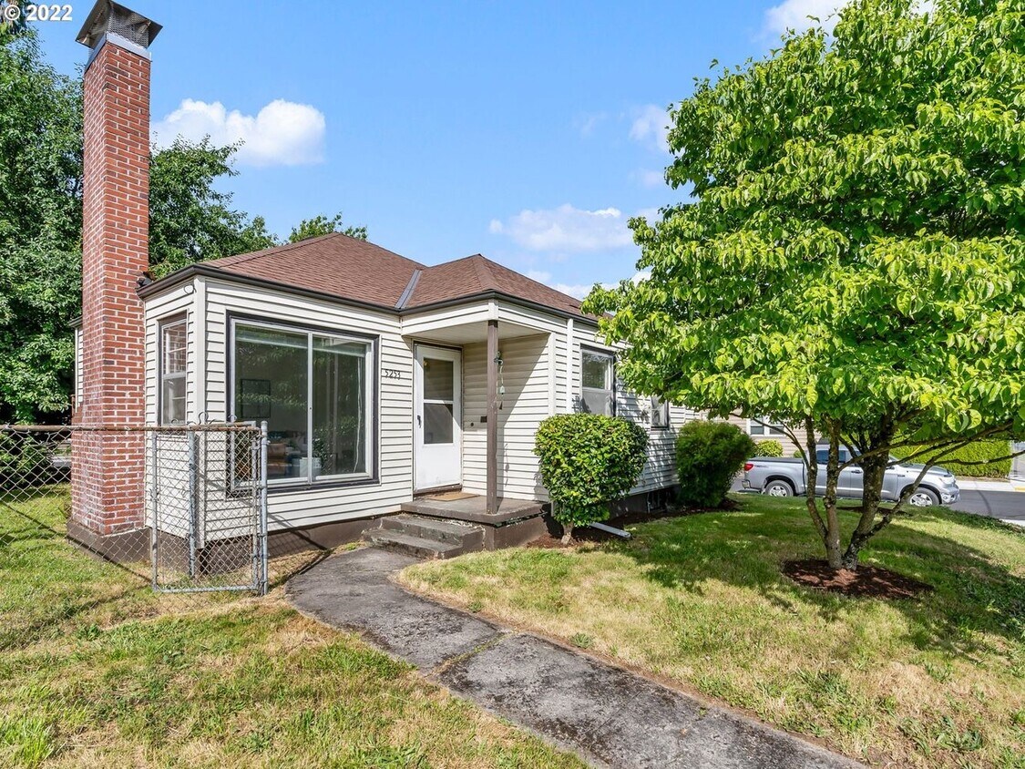 5253 N Bowdoin St, Portland, OR 97203 House Rental in Portland, OR
