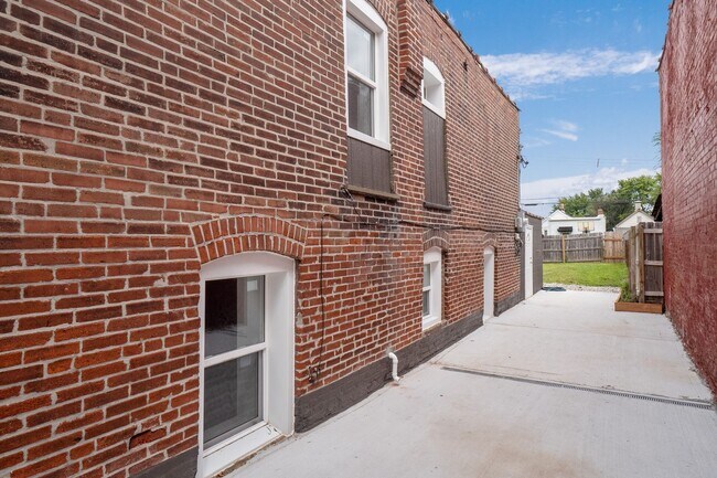 Foto del edificio - $1795 - Single Family Home with Private Two-Level Living Spaces, Driveway Parking & Modern Updates