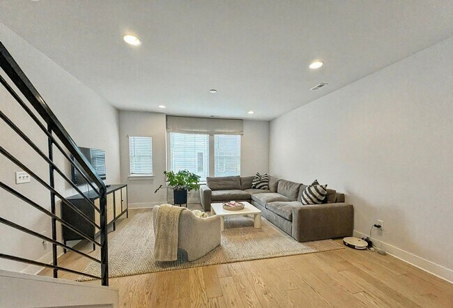Building Photo - 3 Bedroom Townhome in Charlotte