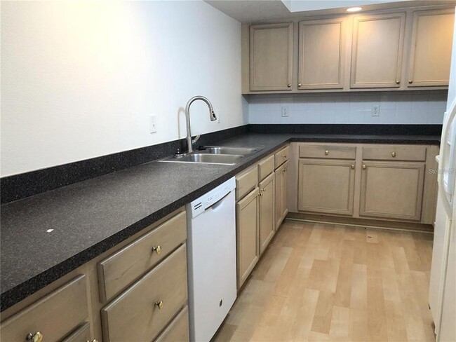 Foto del edificio - 1150 Carmel Cir
