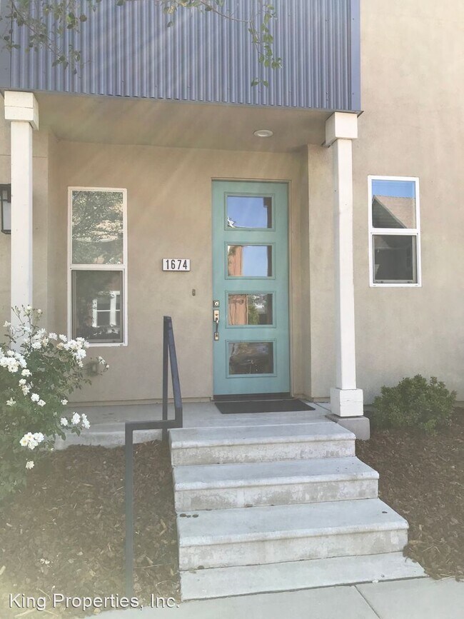 Building Photo - 4 br, 3.5 bath House - 1674 Vine Street