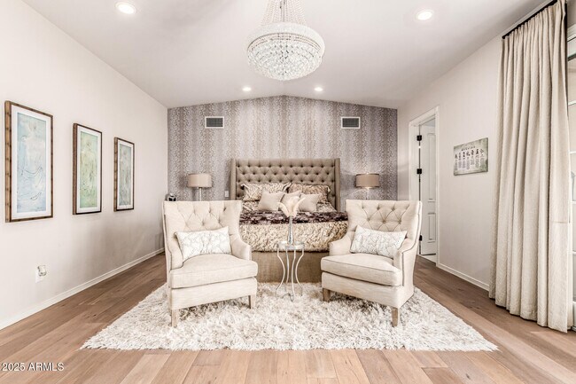 Foto del edificio - 6050 N Paradise View Dr