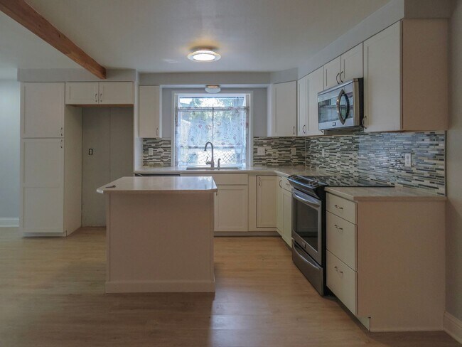 Foto del edificio - Gorgeous Ranch Style 3 Bedroom Home In Lake Oswego Available Now !!!