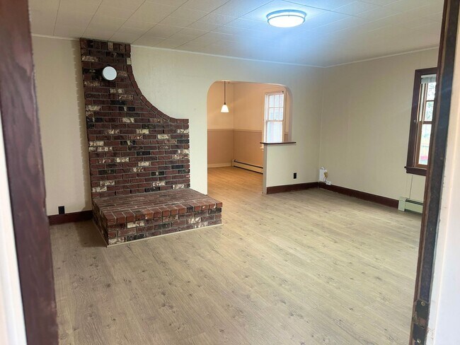 Building Photo - 3 Bedroom 2 Bath McMinnville OR