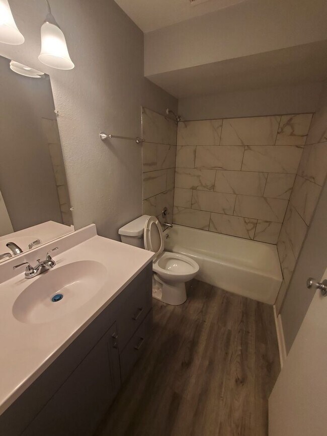 Foto del edificio - 9062-9064 N Joyce Ave. (Duplex)