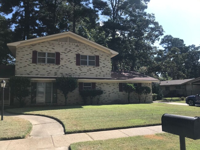 Building Photo - Large Home off Line Ave.....