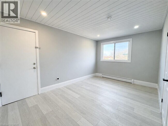 Building Photo - 281 Lorne Ave