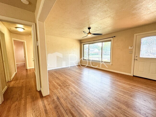 Foto del edificio - 2 Bedrooms plus Bonus Room near Mayfair Area in NW OKC