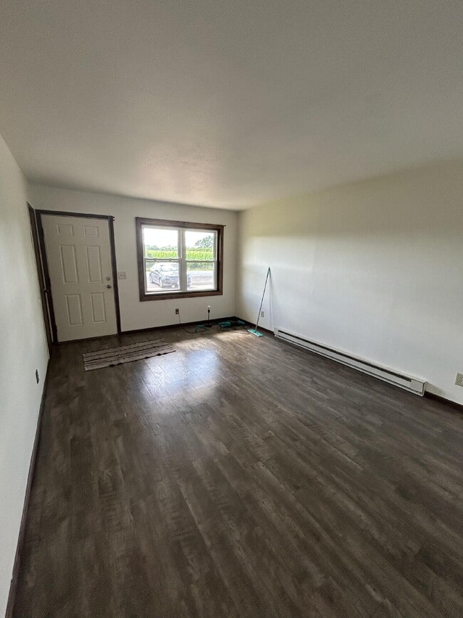Building Photo - 3 Bedroom Duplex with Attached Garage & La...