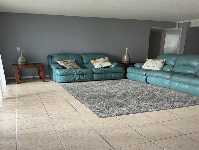 Building Photo - 200 Country Club Dr