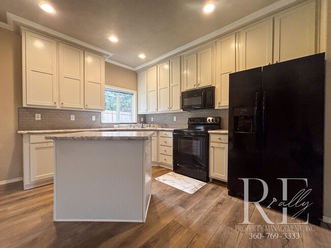 Building Photo - Charming 3-Bedroom Home in Quiet Gig Harbo...