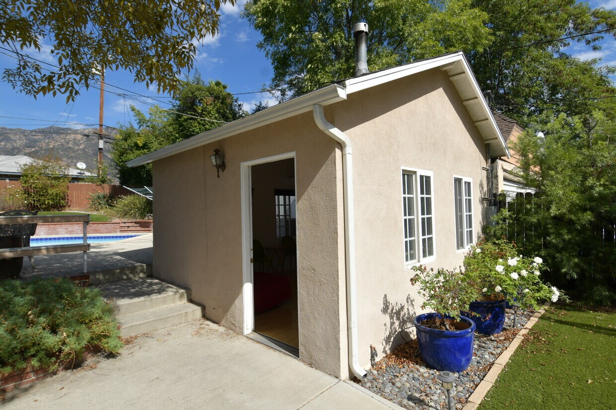 Guesthouse - 1710 Oakwood St