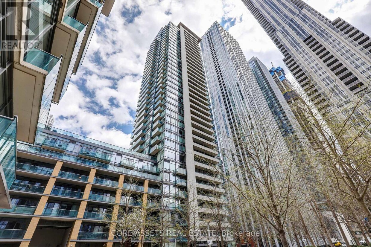 Photo principale - 18-2418 Yorkville Ave