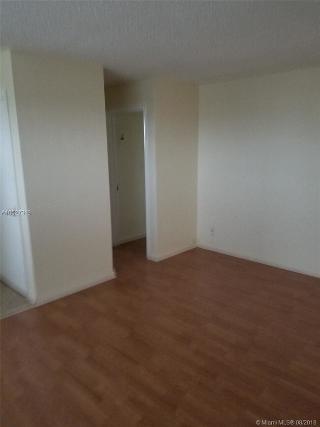 Foto del edificio - 3233 NE 10th St