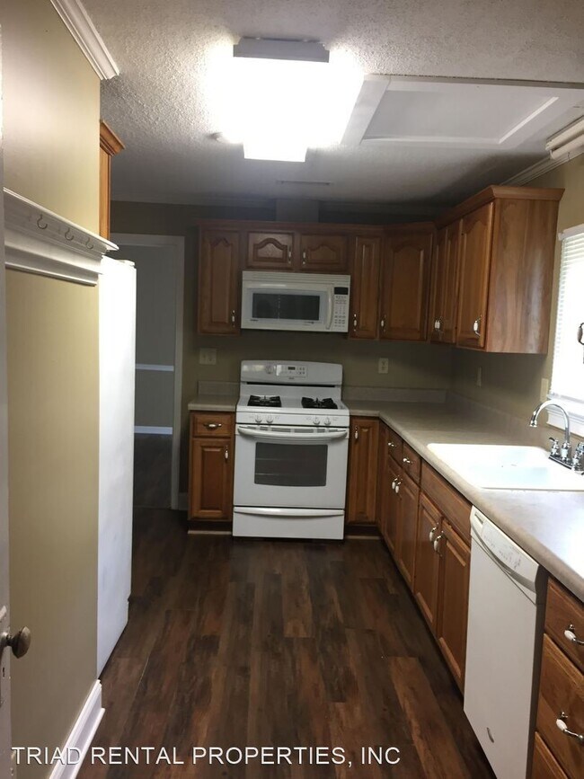 Foto del edificio - 3 br, 1 bath House - 339 WORTH ST.